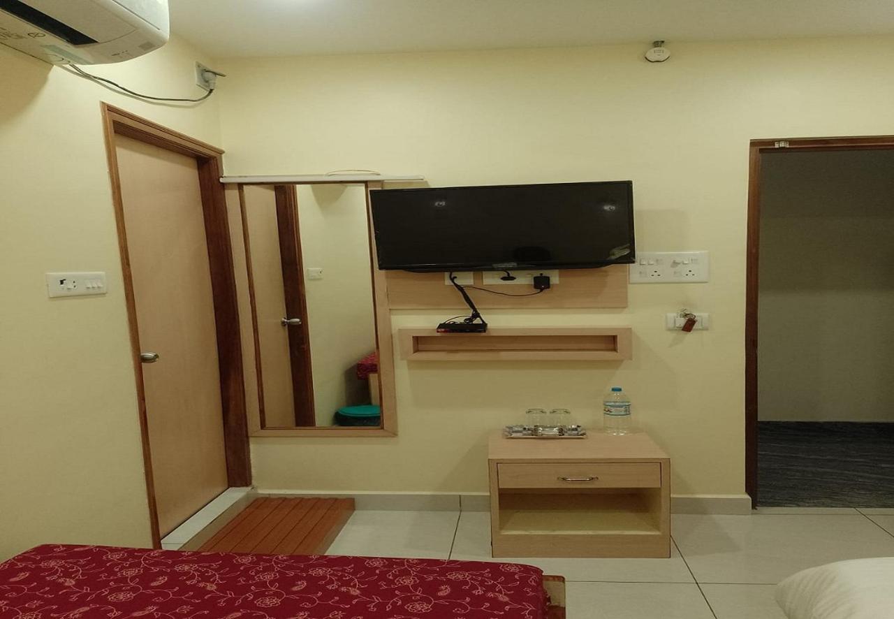 Nadanam Inn Пондичери Екстериор снимка